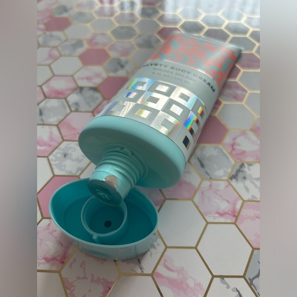 REFRESHMENTS Velvety Body Cream - Picture 3 of 3